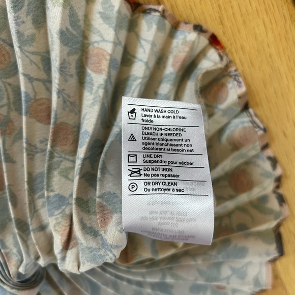 VINCE pomegranate pleated blouse keyhole v-neck charmeuse long sleeve size L - Picture 15 of 16